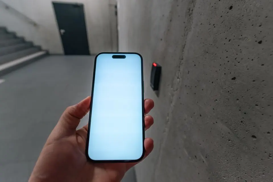 Smartphone NFC Access Control in Modern Building
