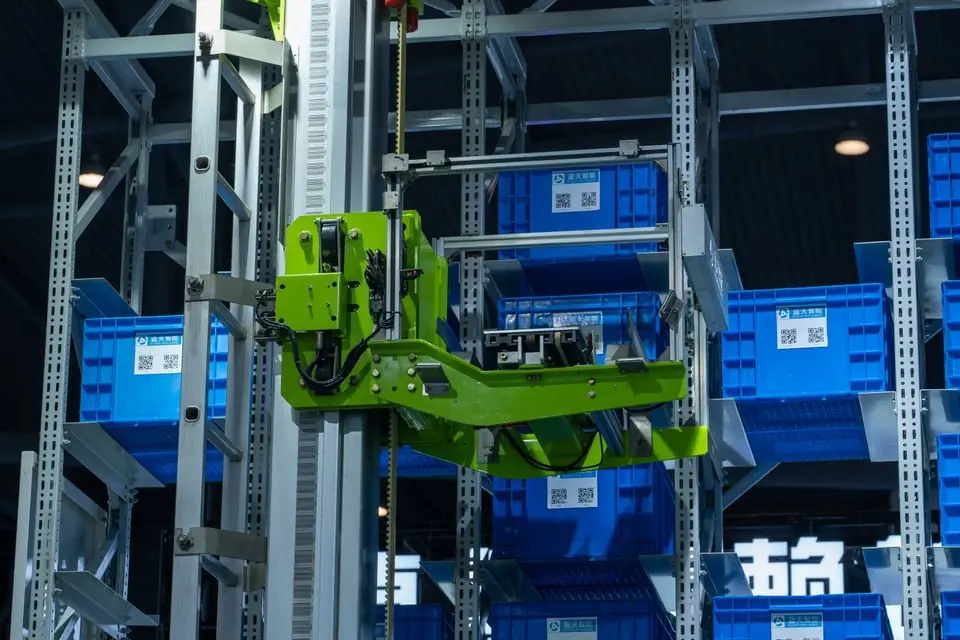 Automated Warehouse Robotic System with Blue Crates
