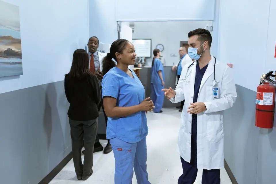 Medical Practitioners having a Discussion